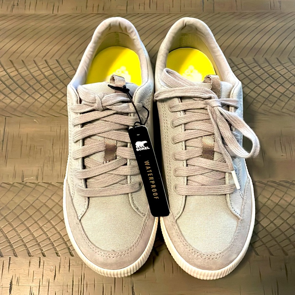 NWT SOREL Women's Gray & White Out 'N About Waterproof Sneakers Size 6.5